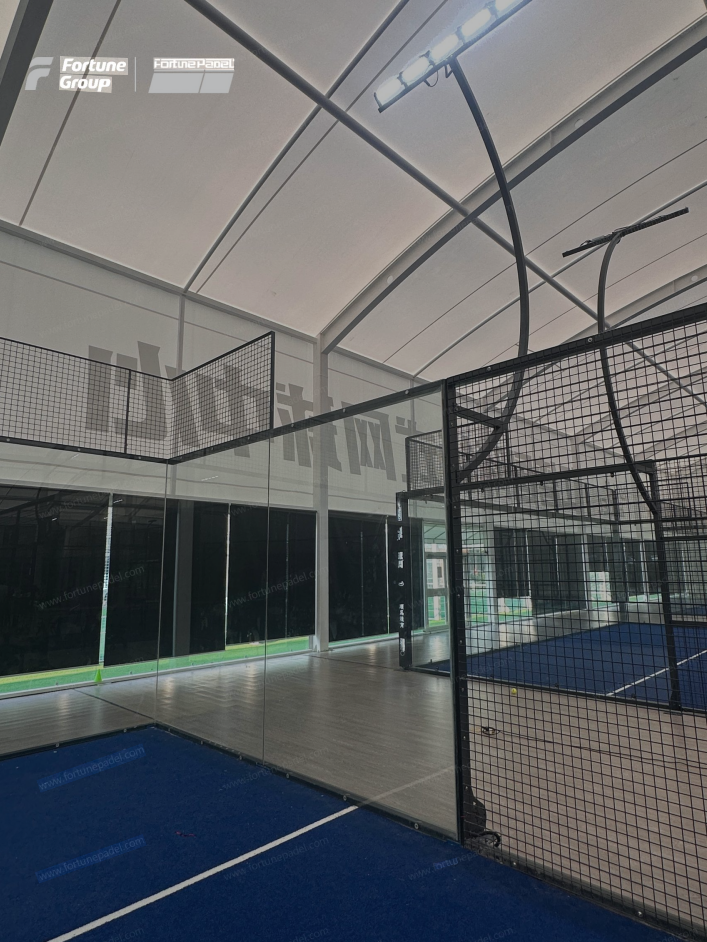 How does a club choose between an electric or semi-enclosed padel court?cid=19